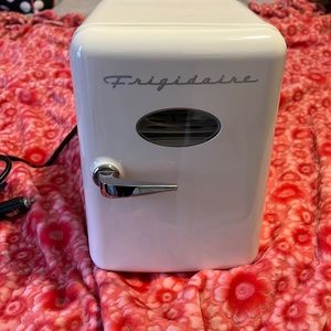 6 can mini retro beverage fridge